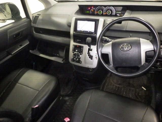 TOYOTA NOAH 2011