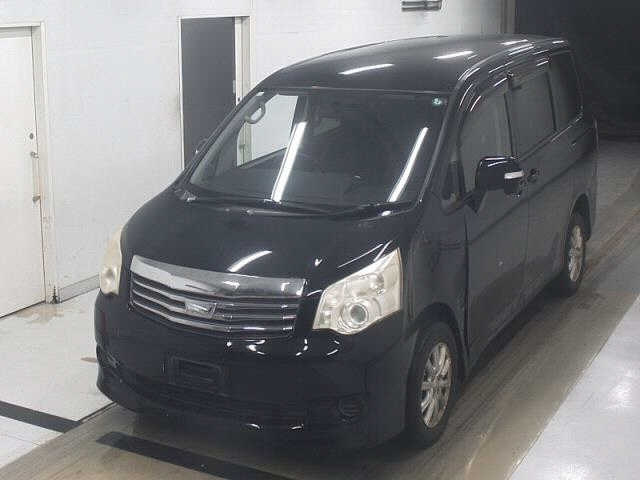 TOYOTA NOAH 2011