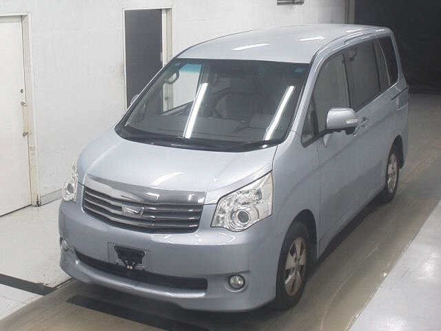 TOYOTA NOAH 2010