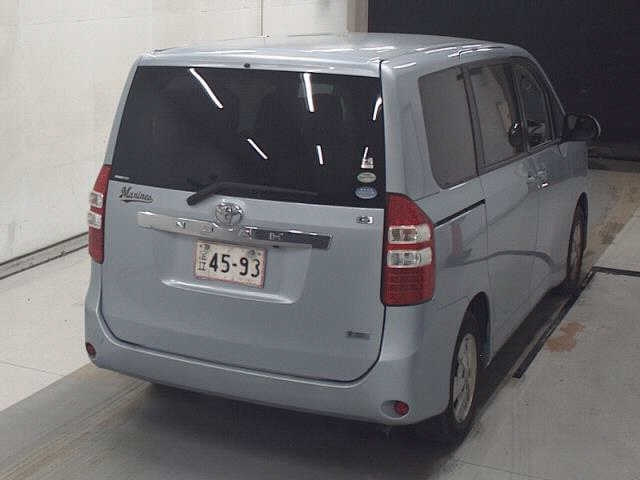 TOYOTA NOAH 2010