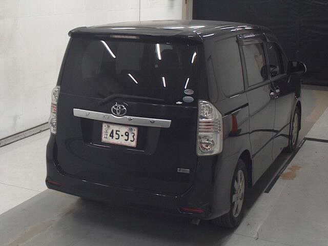 TOYOTA VOXY 2009