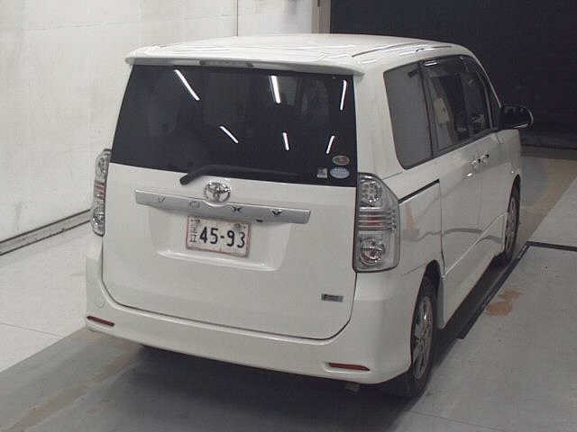 TOYOTA VOXY 2009