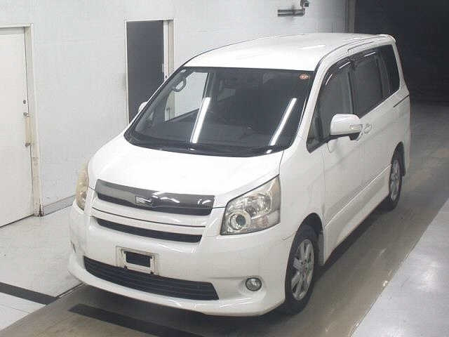 TOYOTA NOAH 2010