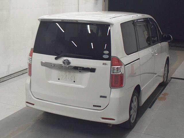 TOYOTA NOAH 2010