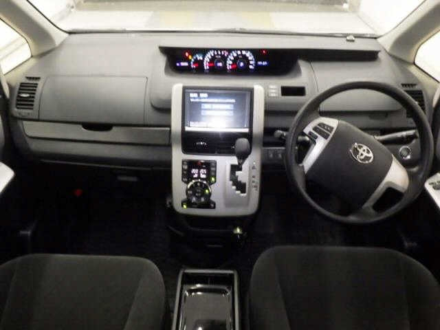 TOYOTA NOAH 2013