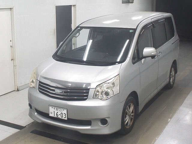 TOYOTA NOAH 2013