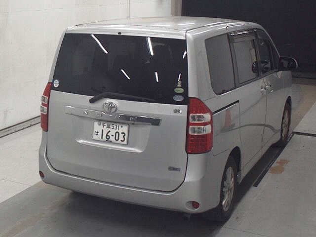 TOYOTA NOAH 2013