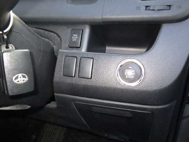 TOYOTA NOAH 2013