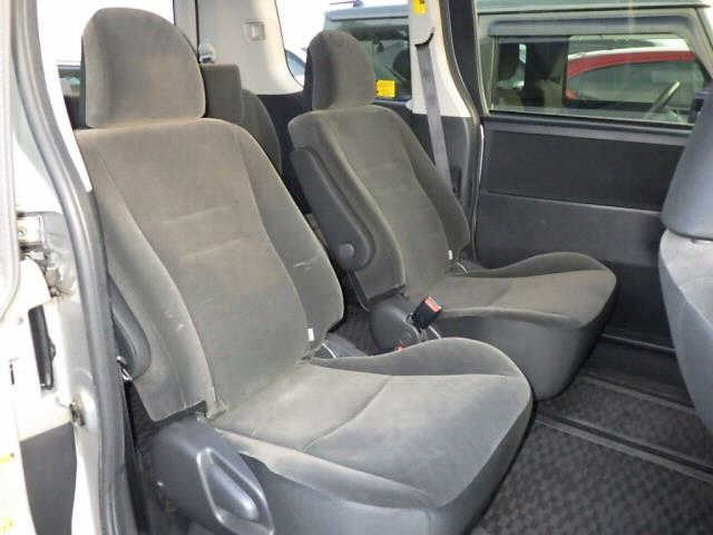 TOYOTA NOAH 2013