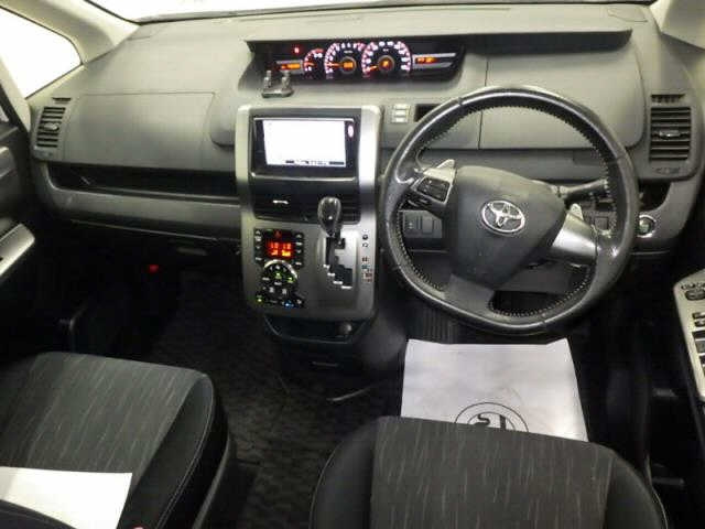 TOYOTA VOXY 2012