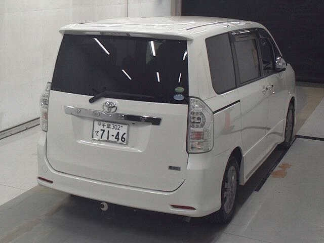 TOYOTA VOXY 2012
