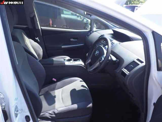 TOYOTA PRIUS ALPHA 2013