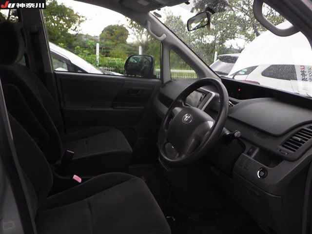 TOYOTA VOXY 2008