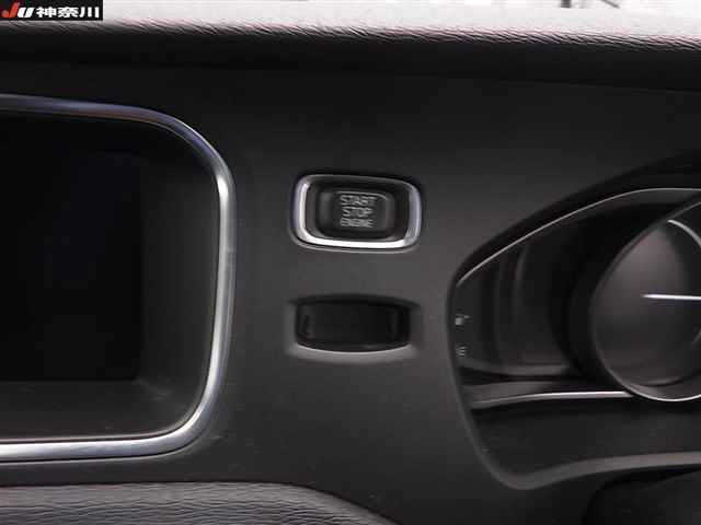 VOLVO V40 2016
