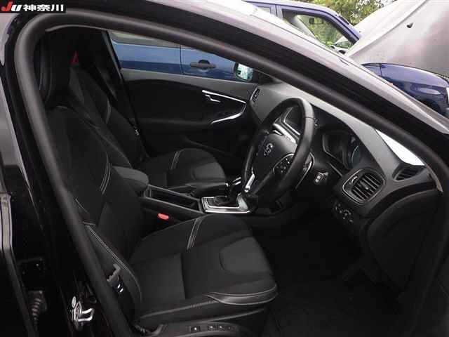 VOLVO V40 2016
