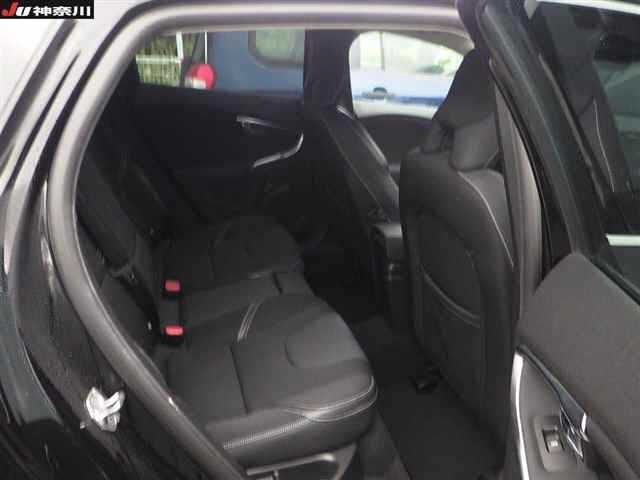 VOLVO V40 2016