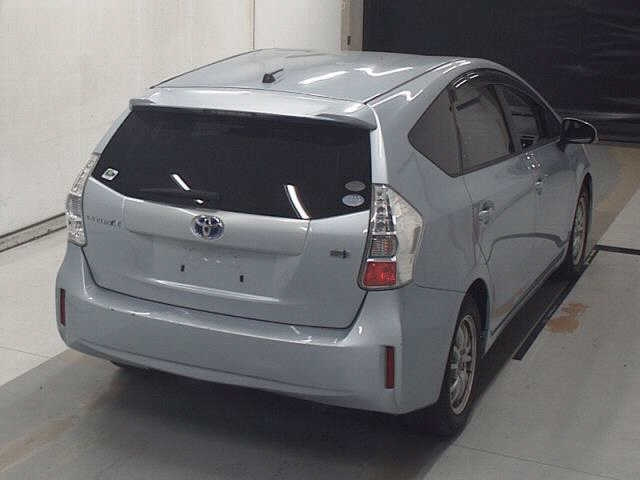 TOYOTA PRIUS ALPHA 2011