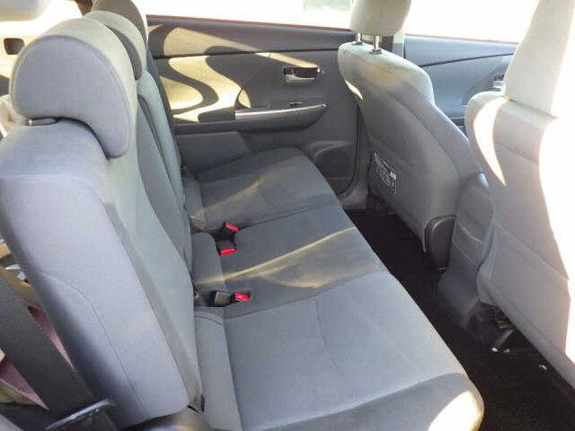 TOYOTA PRIUS ALPHA 2011