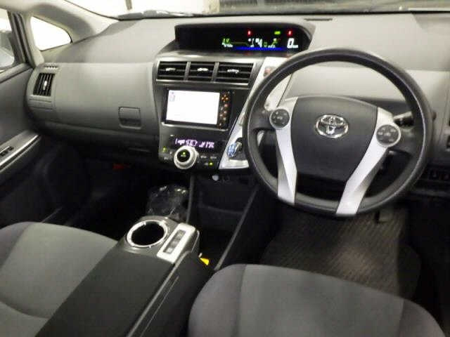 TOYOTA PRIUS ALPHA 2011