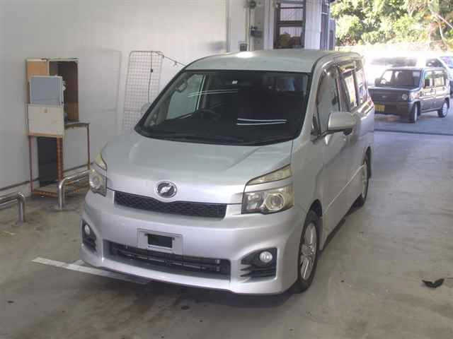 TOYOTA VOXY 2010