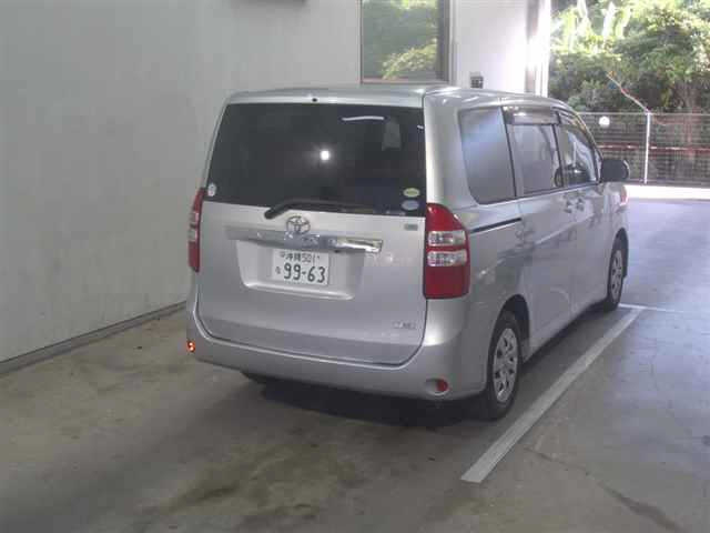 TOYOTA NOAH 2012