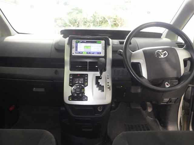 TOYOTA NOAH 2012