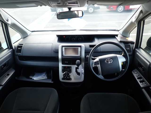 TOYOTA VOXY 2012