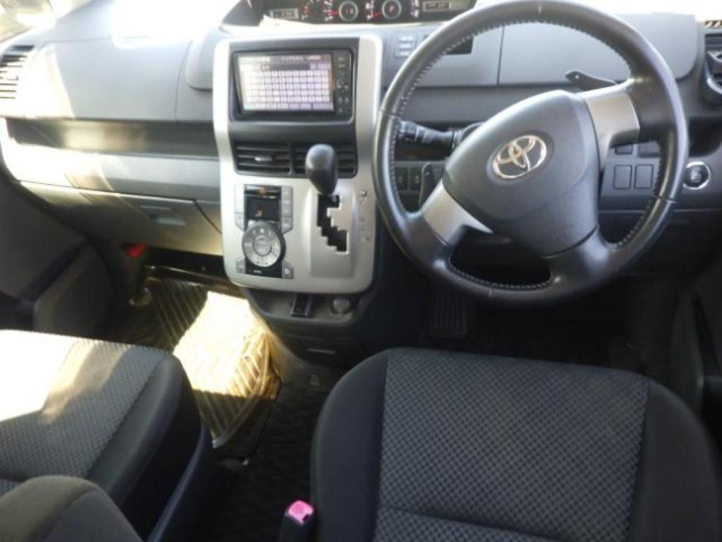 TOYOTA NOAH 2010