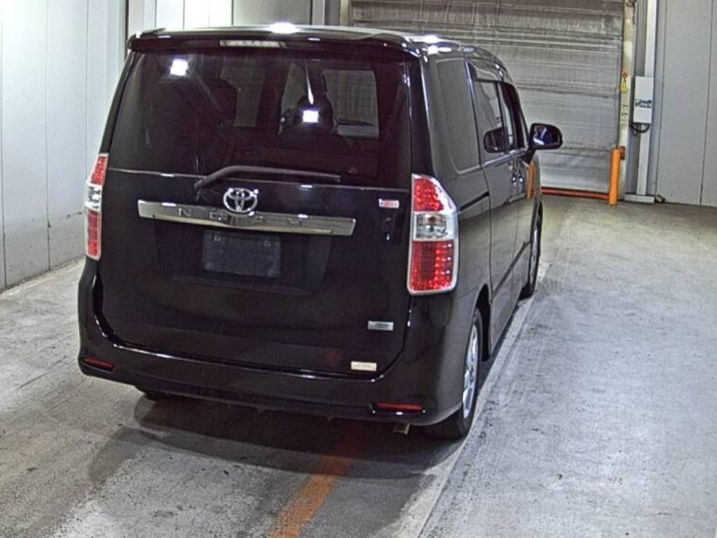 TOYOTA NOAH 2010