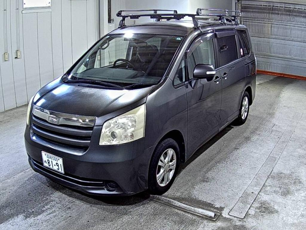 TOYOTA NOAH 2009