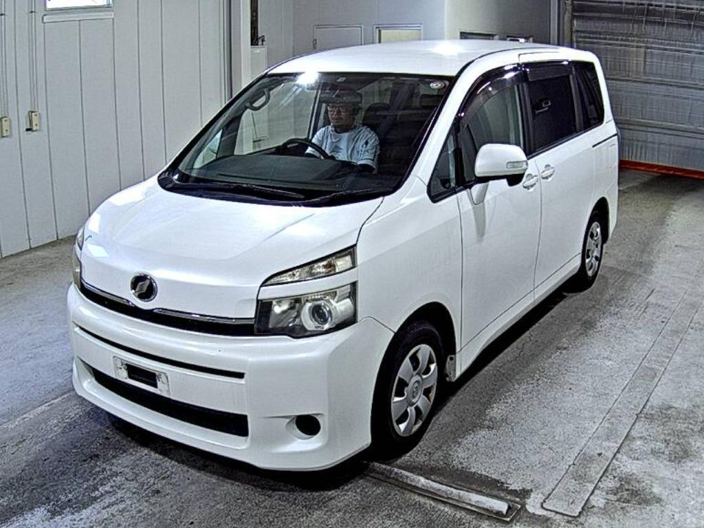 TOYOTA VOXY 2010