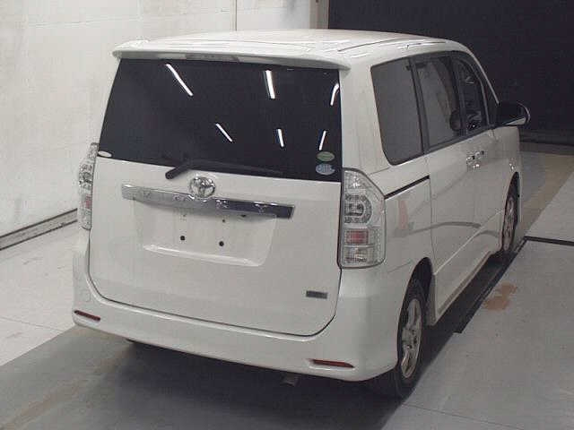 TOYOTA VOXY 2013
