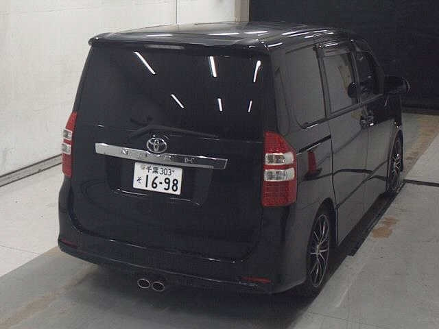 TOYOTA NOAH 2012
