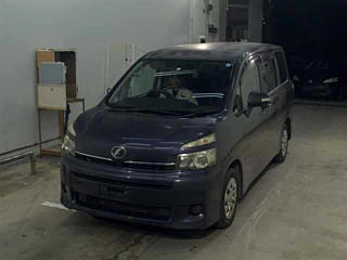 TOYOTA VOXY 2010