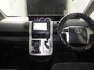 TOYOTA VOXY 2010