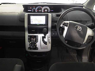 TOYOTA NOAH 2010