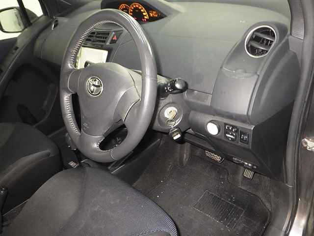 TOYOTA VITZ 2010