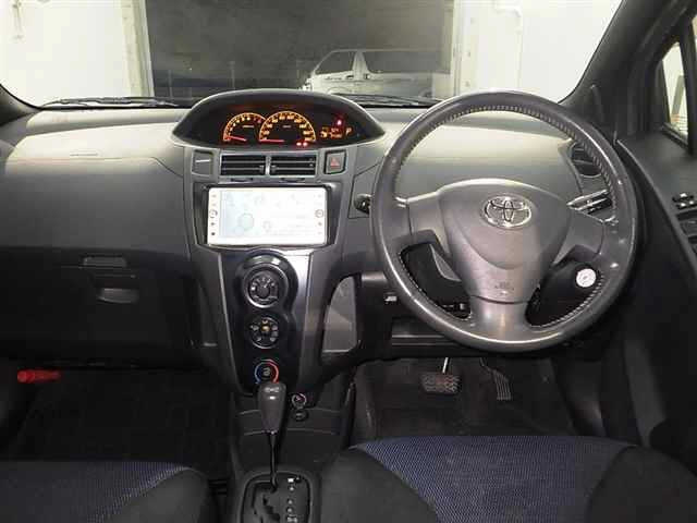 TOYOTA VITZ 2010
