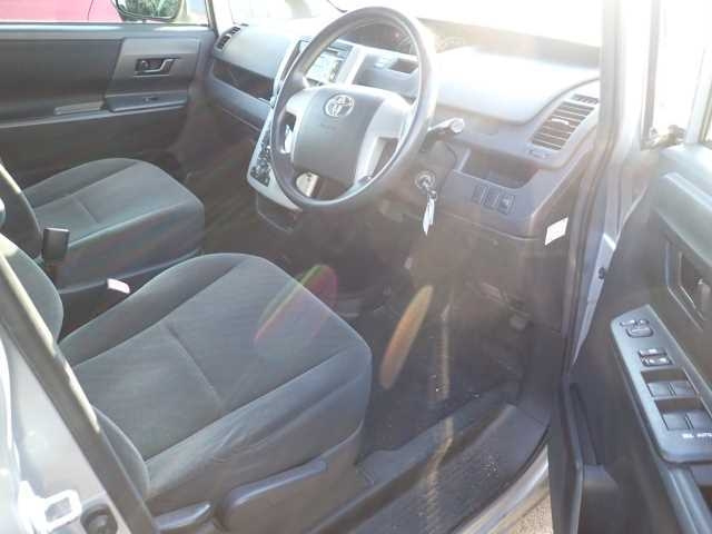 TOYOTA NOAH 2010