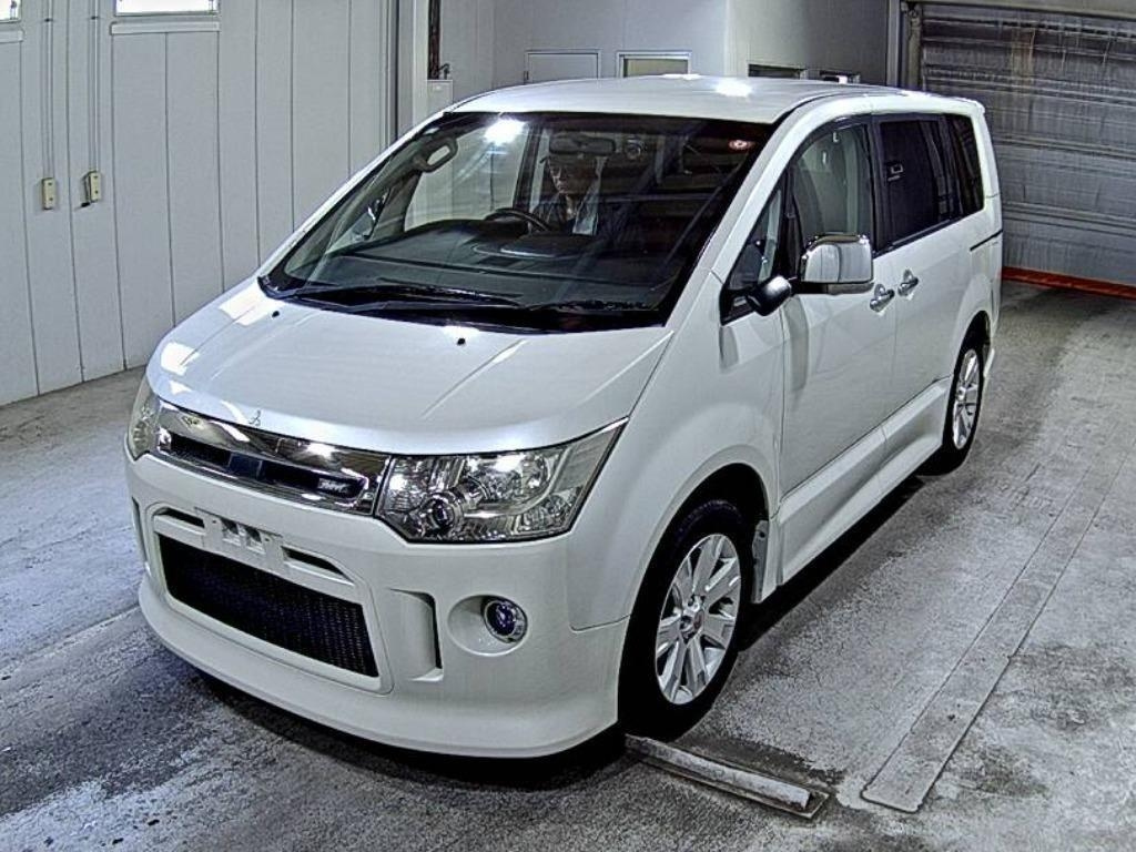 MITSUBISHI DELICA D5 2011