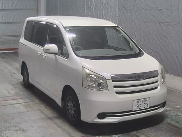 TOYOTA NOAH 2008
