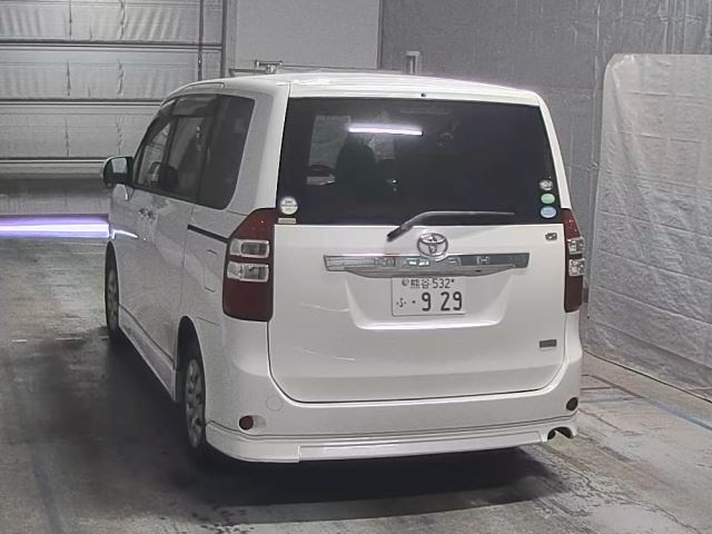 TOYOTA NOAH 2012