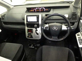 TOYOTA VOXY 2010