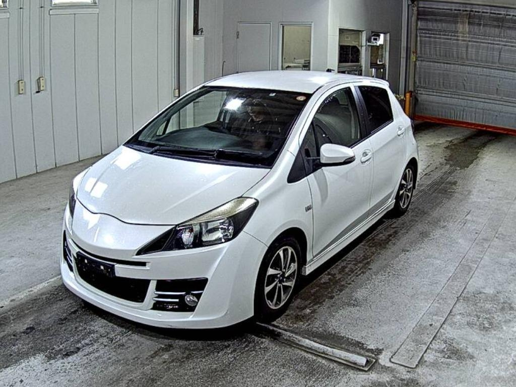 TOYOTA VITZ 2016