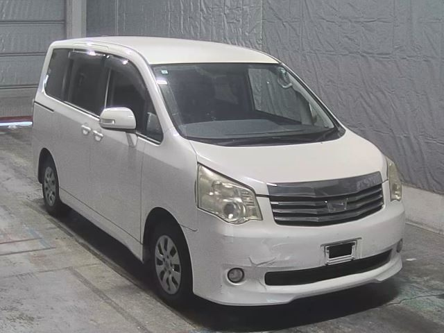 TOYOTA NOAH 2013