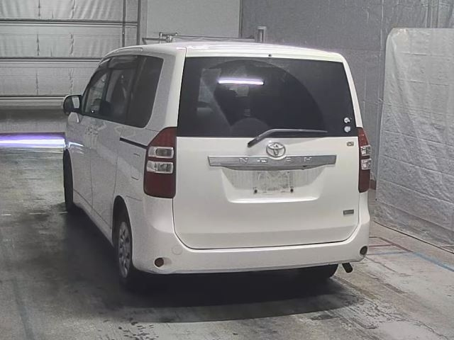 TOYOTA NOAH 2013