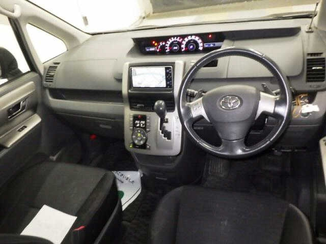 TOYOTA VOXY 2009