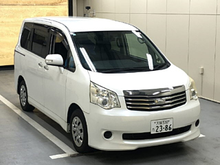 TOYOTA NOAH 2010
