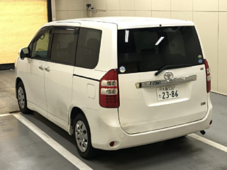 TOYOTA NOAH 2010