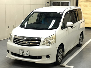 TOYOTA NOAH 2010